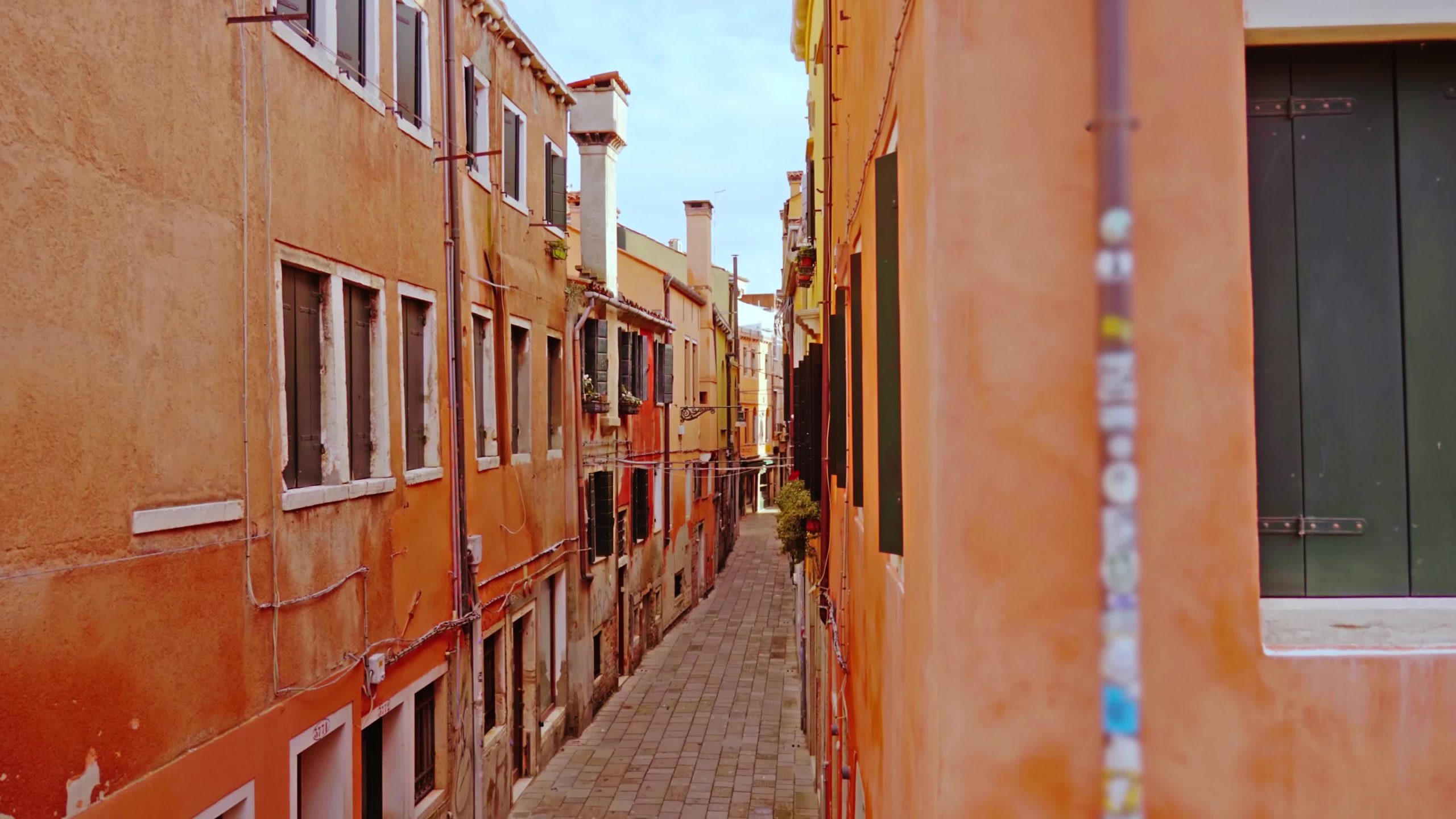 Calle vuota di Venezia atra case antiche