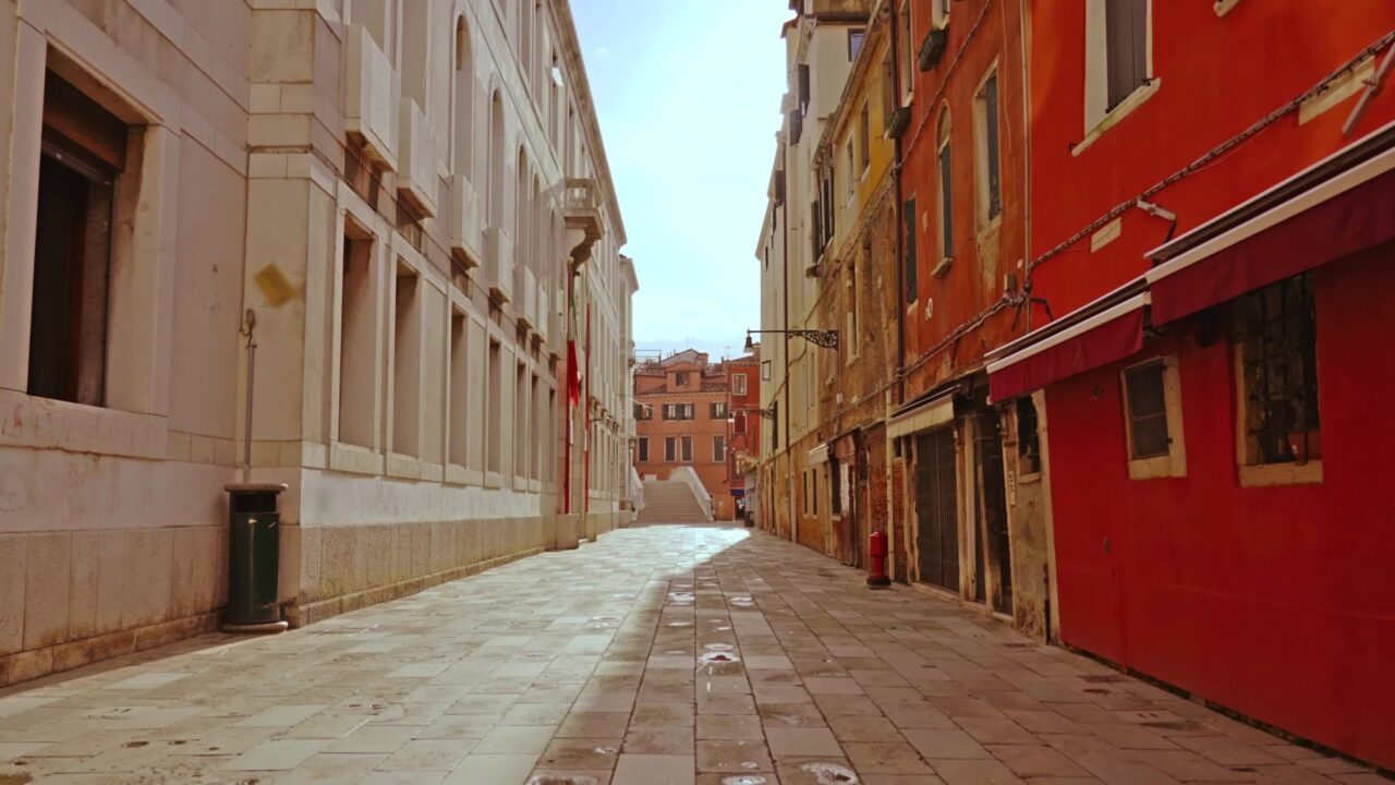Via Della Città Italiana Tra Antichi Edifici Bianchi Rossi