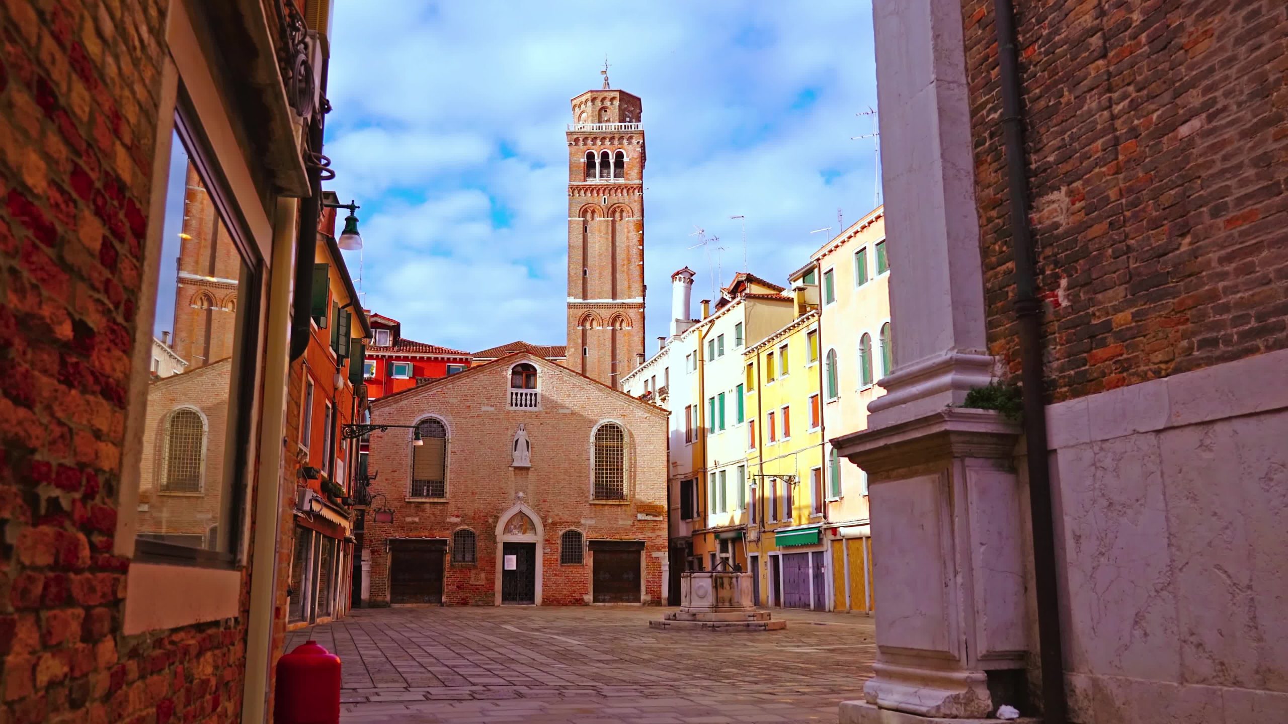 Piazza della Città Di Venezia Con Cappella In Mattoni E Alto Campanile
