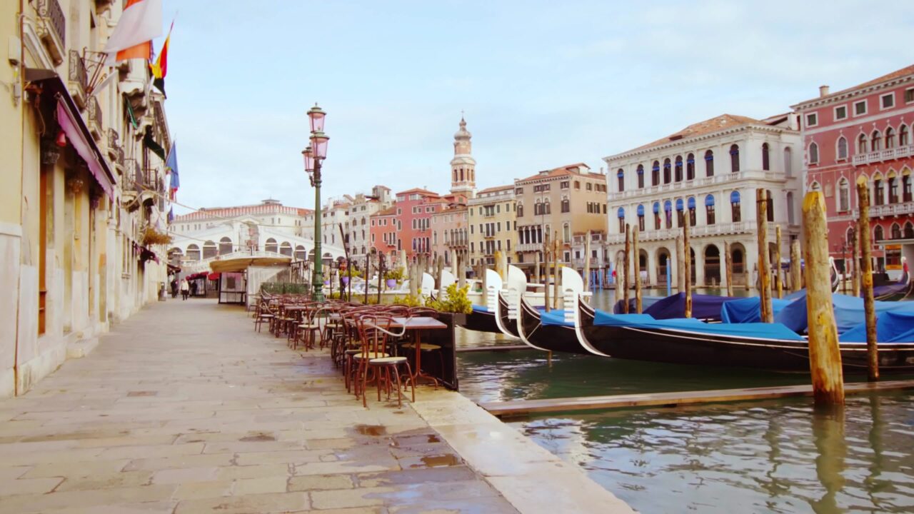 Riva con gondole sull’acqua a Venezia davanti al Rialto