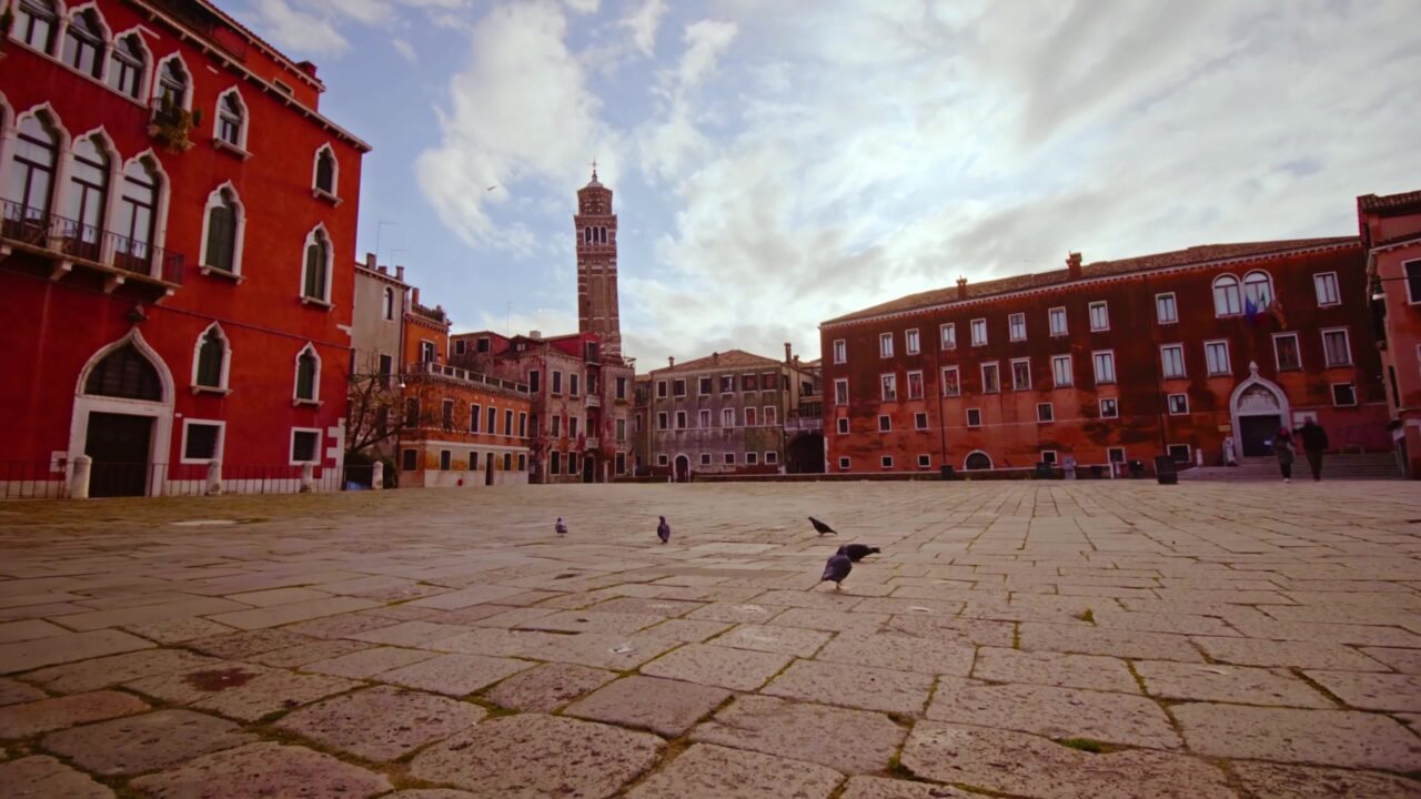 Piazza di Venezia tra squallidi edifici colorati