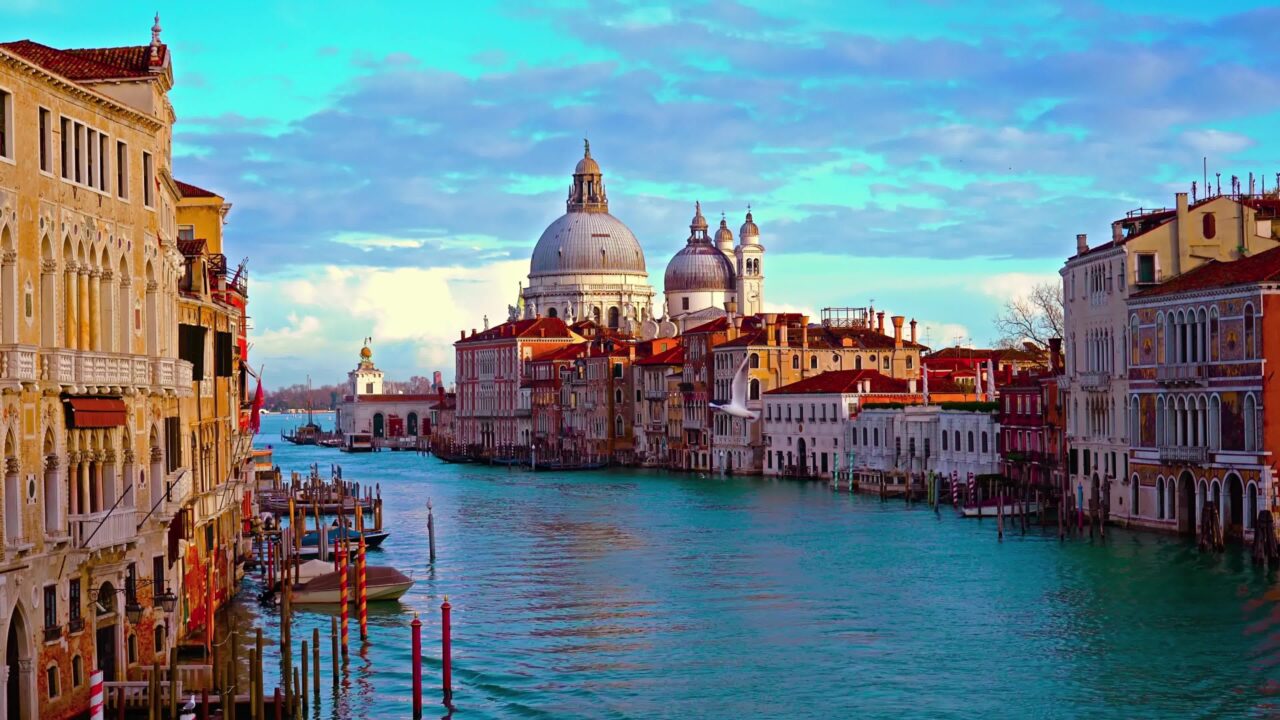 Vista sulla città di Venezia del Canal Grande tra edifici antichi