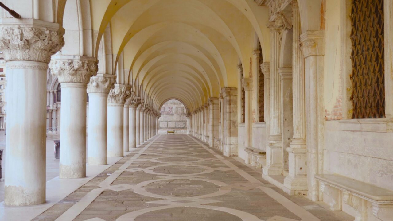 Sotto portici di Venezia con colonne bianche