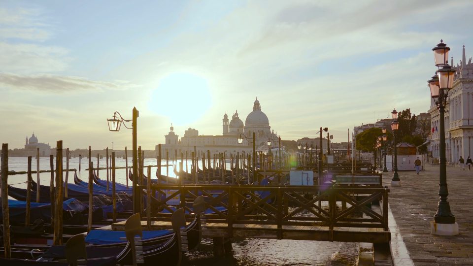 Gondole sul canale di Venezia al tramonto