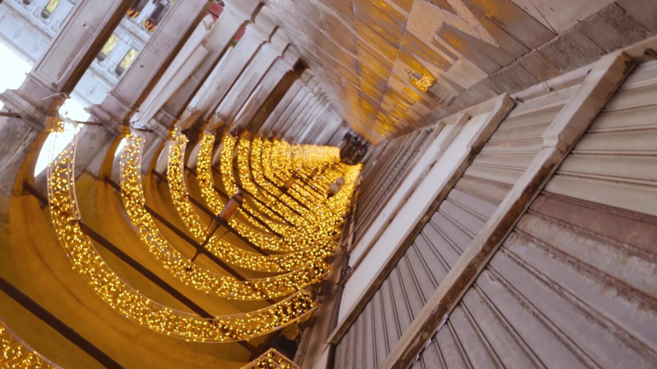 Luci del Palazzo Ducale che si riflettono sul pavimento di piastrelle beige