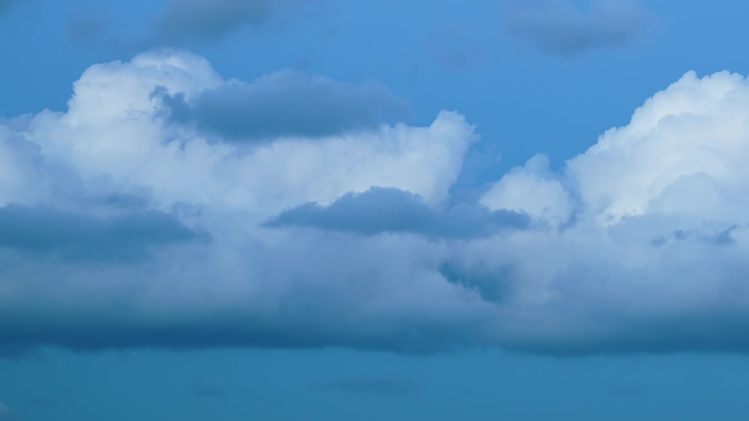 Le pittoresche nubi cumuliformi galleggiano veloci nel cielo azzurro