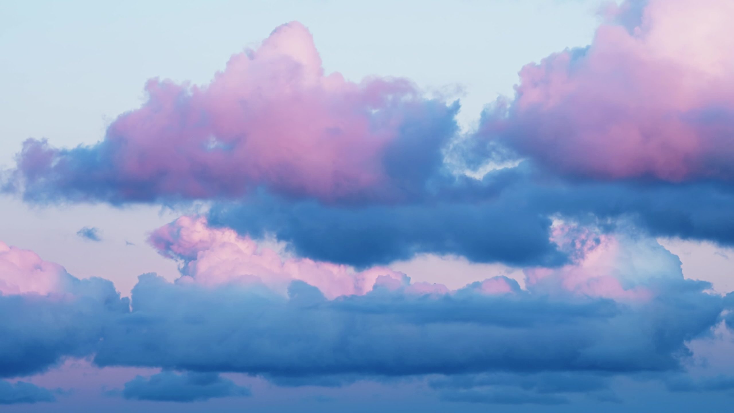 Nuvole colorate galleggiano veloci attraverso il cielo limpido al mattino presto