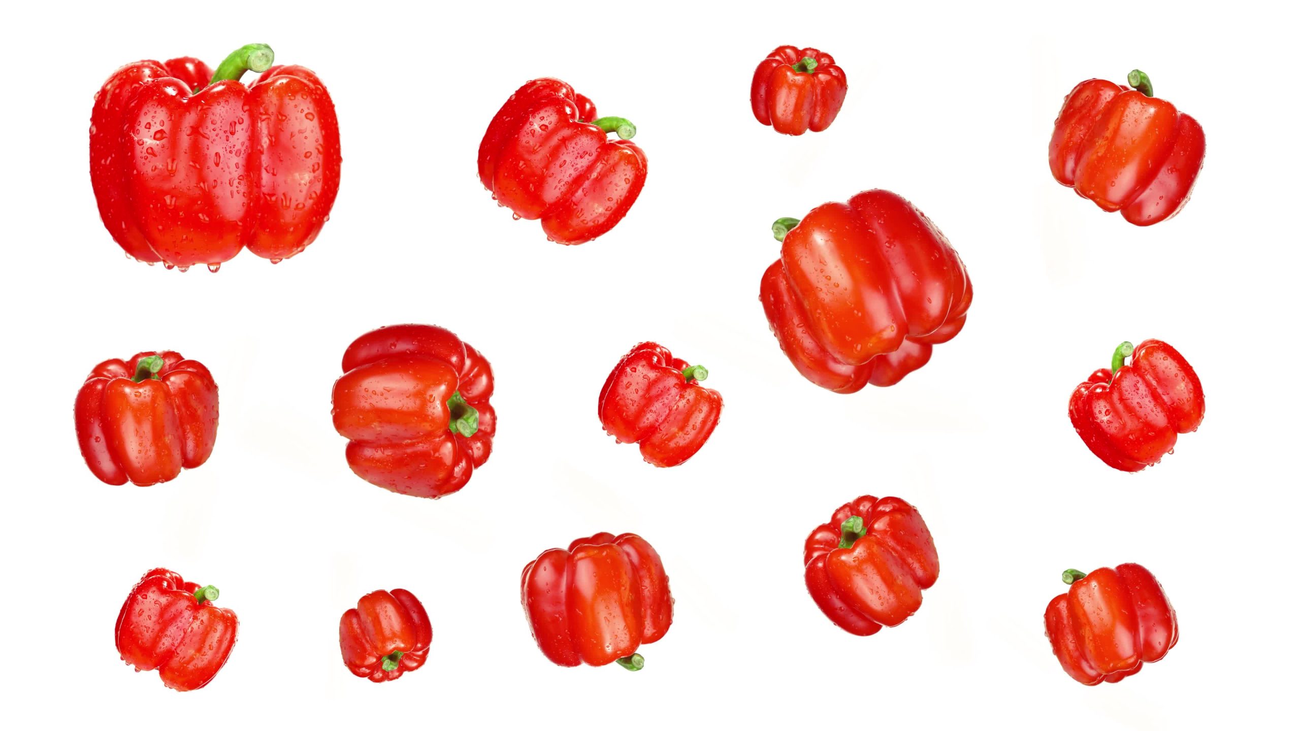 Raccolta di peperoni dolci rossi con gocce d’acqua su bianco