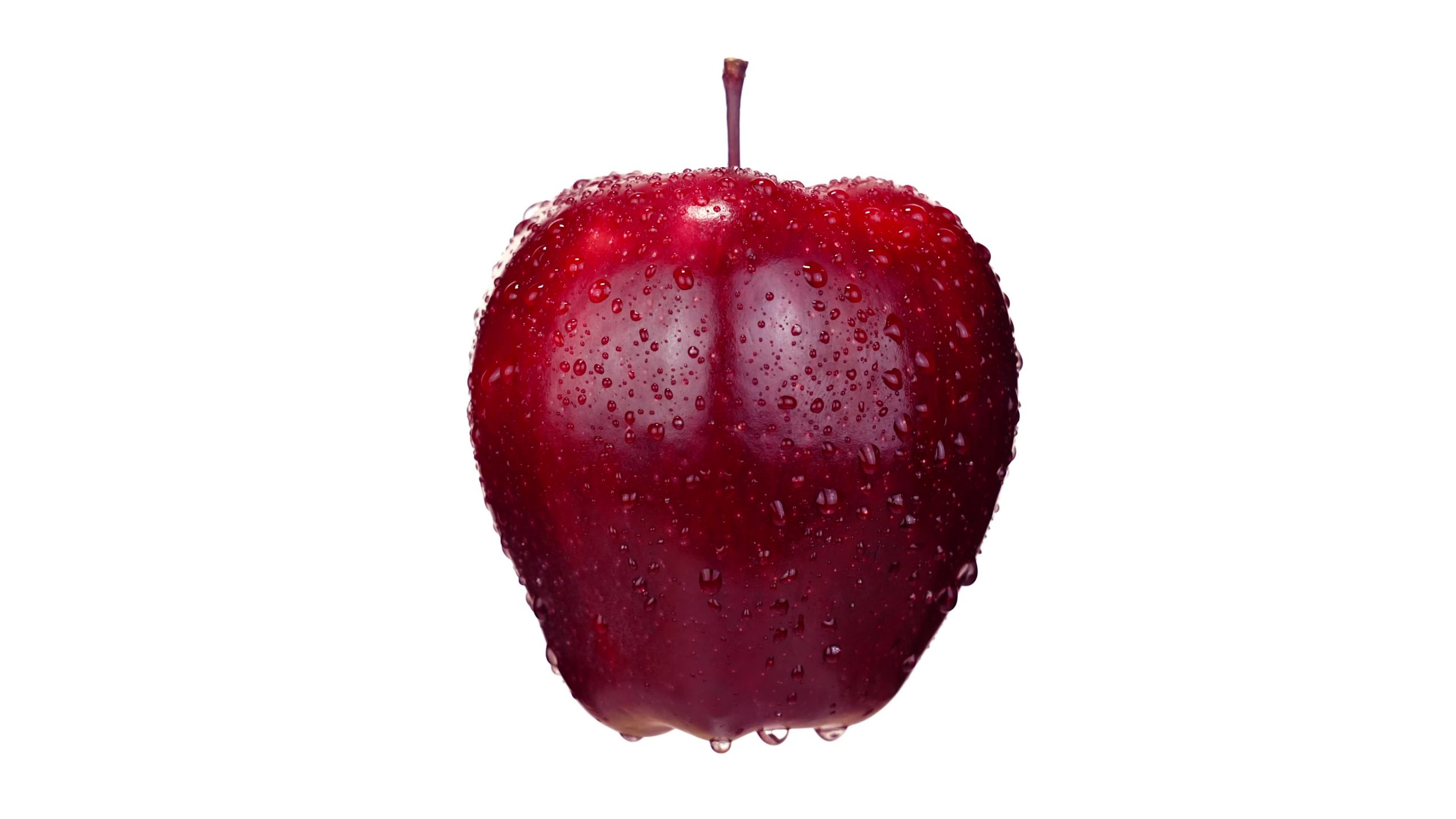 Deliziosa mela rossa ricoperta di gocce d’acqua lucide su bianco