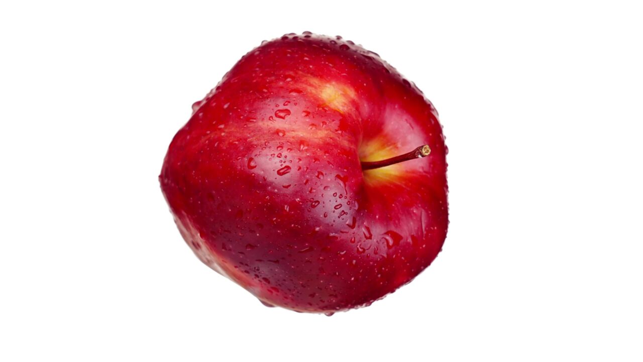 Gustosa mela rossa con piccolo peduncolo ricoperto di gocce d’acqua