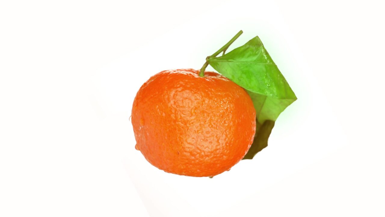 Delizioso mandarino con ramo e foglie diventa bianco