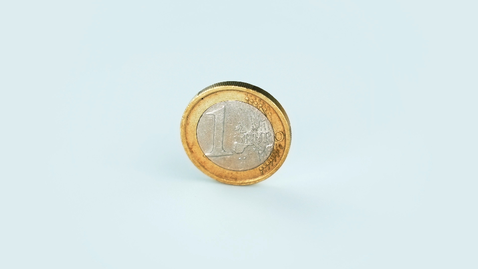 La moneta da un euro d’argento lucido e d’oro si trasforma lentamente in bianco