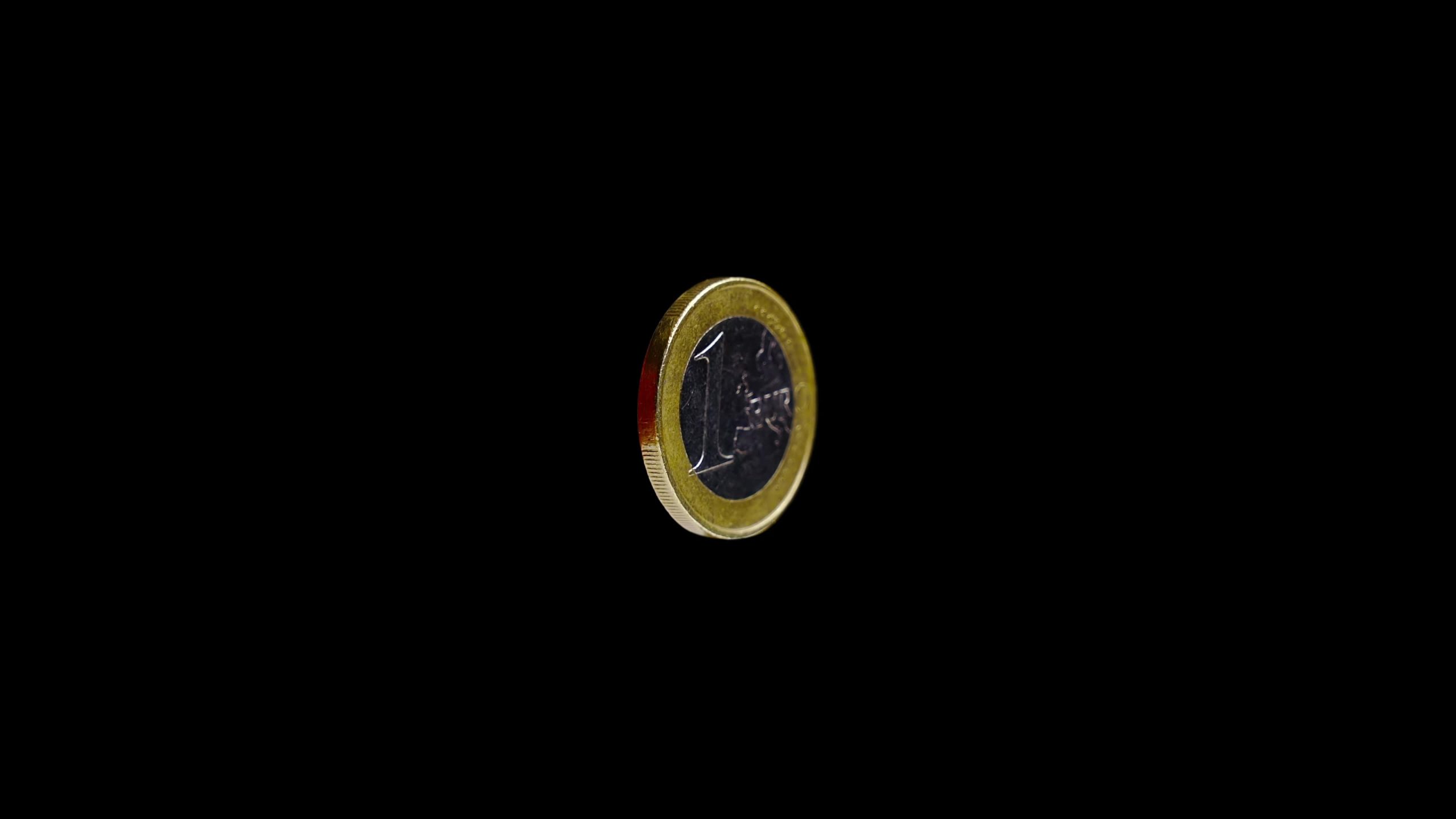 Moneta da un euro lucida con lato a coste su sfondo nero