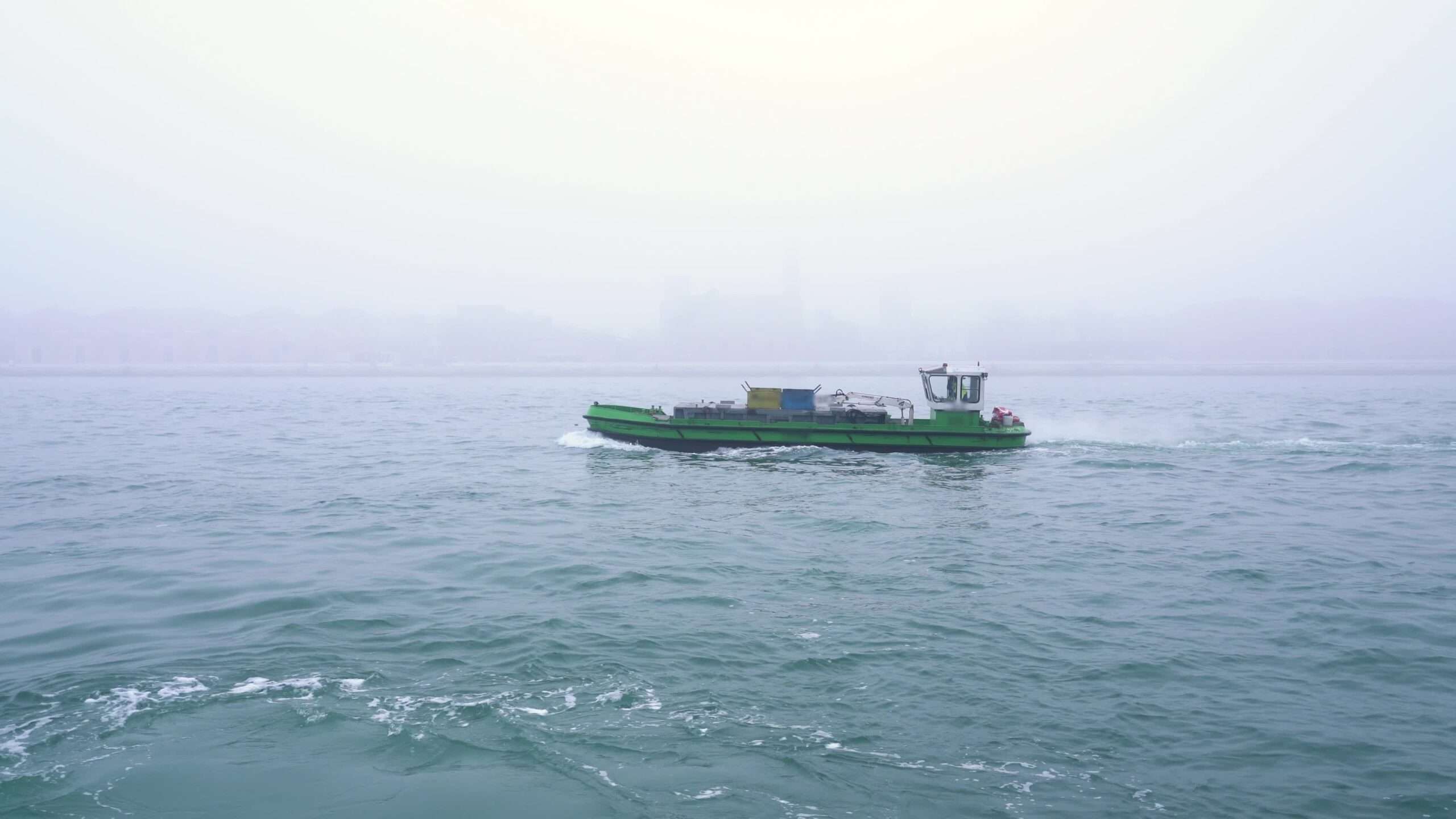 Il piccolo motoscafo naviga sulle sconfinate onde della laguna di Venezia