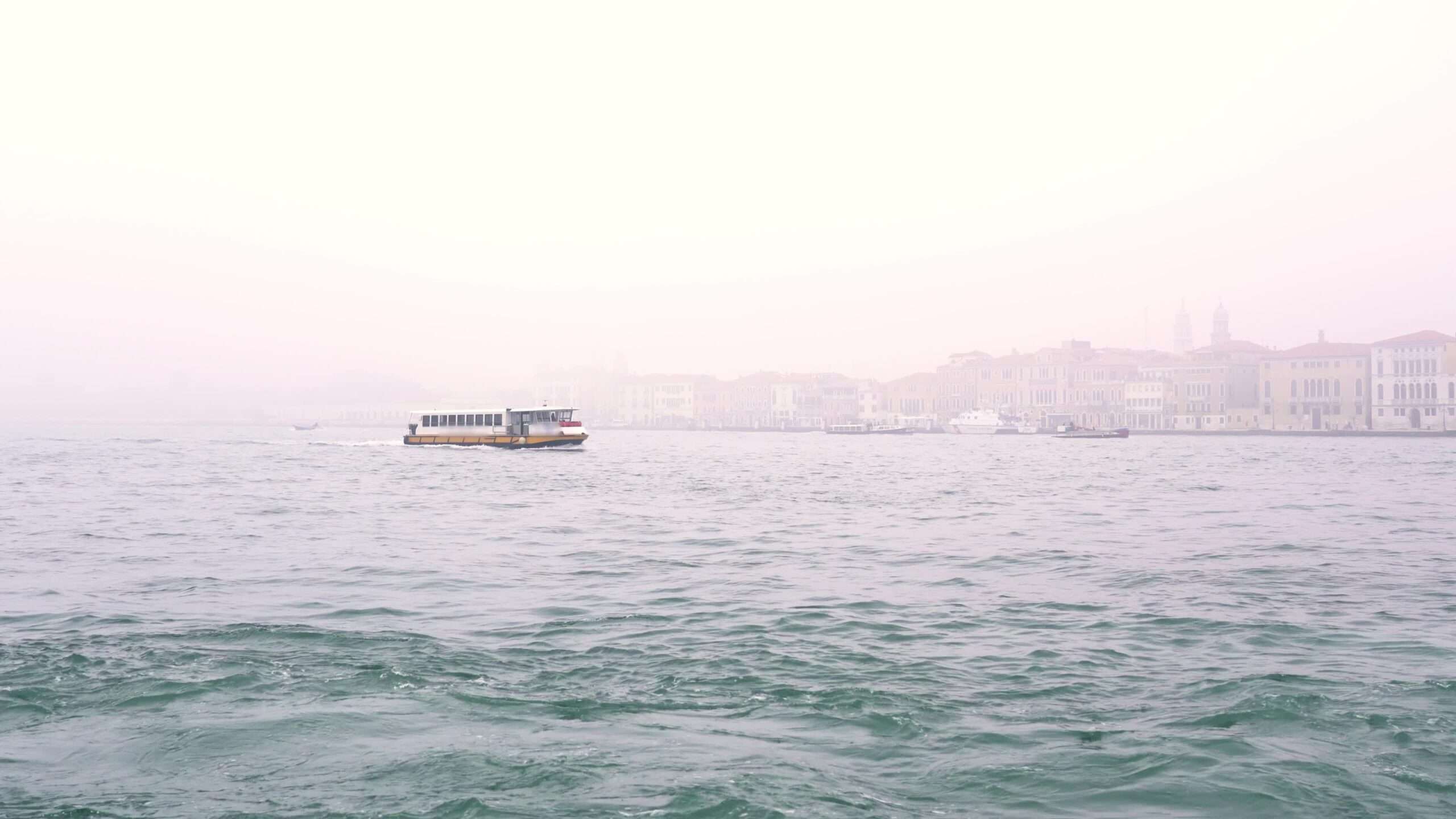 La barca turistica naviga sulla famosa acqua lagunare della città di Venezia
