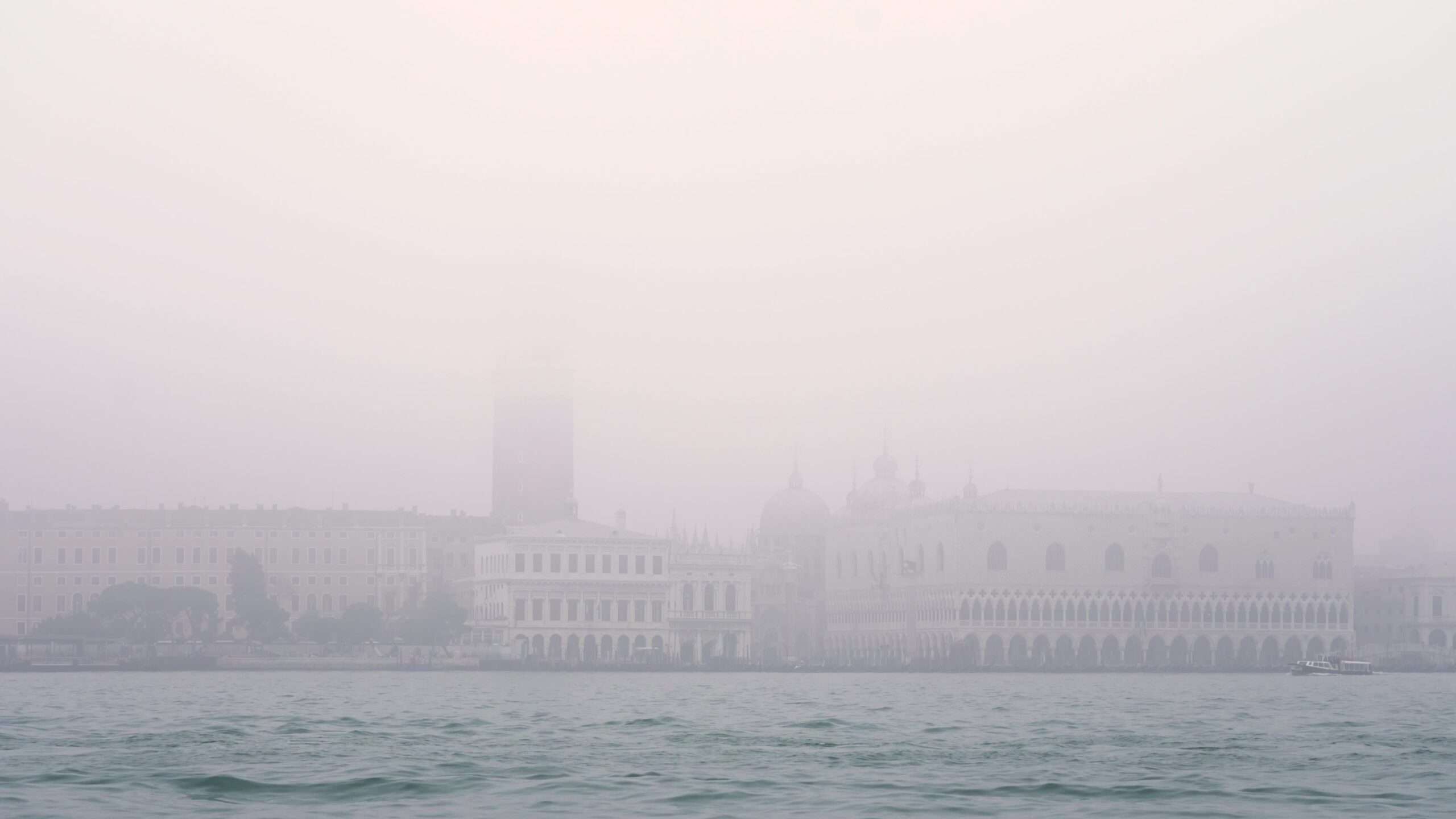 La nebbia copre il famoso centro cittadino italiano e i vecchi edifici