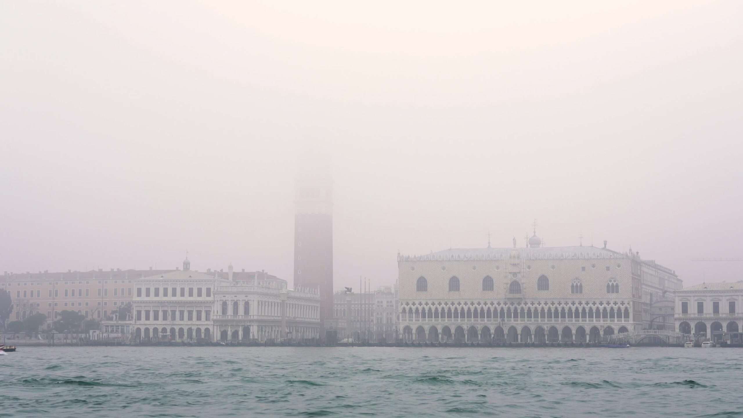 La nebbia copre il famoso centro cittadino italiano e i vecchi edifici