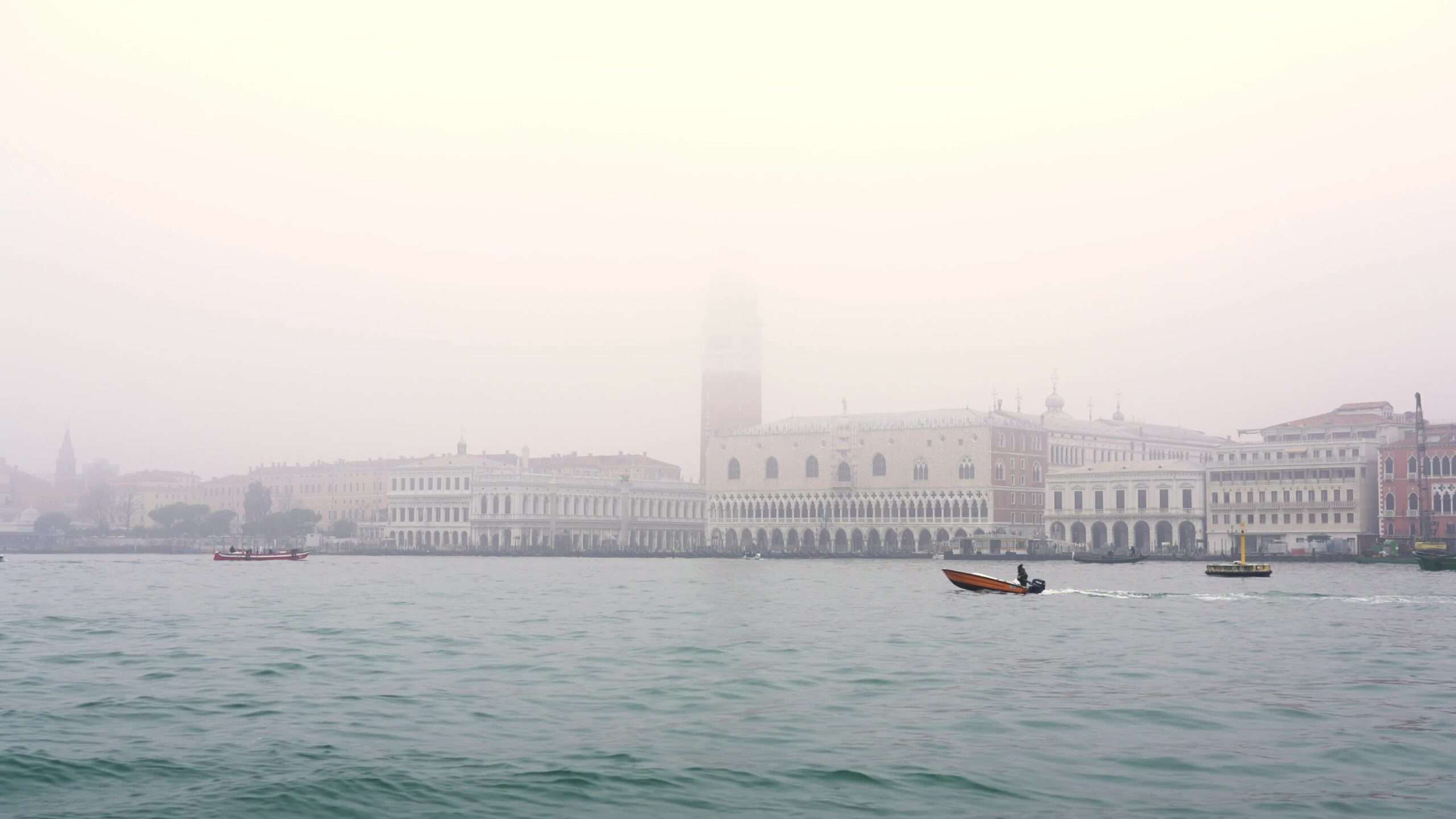 Acqua della laguna di Venezia contro il famoso centro urbano nella nebbia