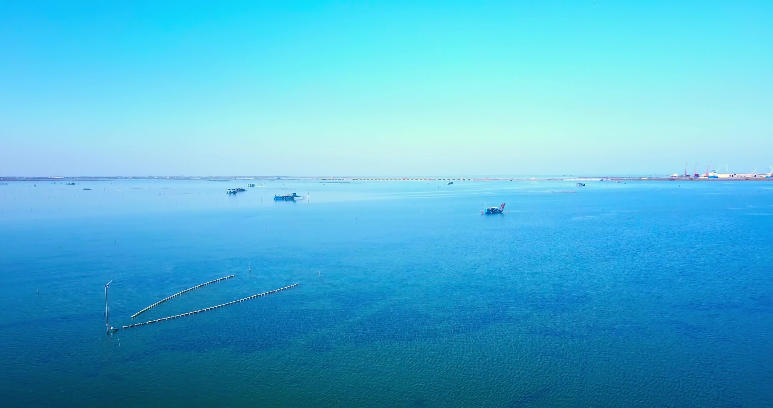 Barca da reti per molluschicoltura industriale sulla laguna blu