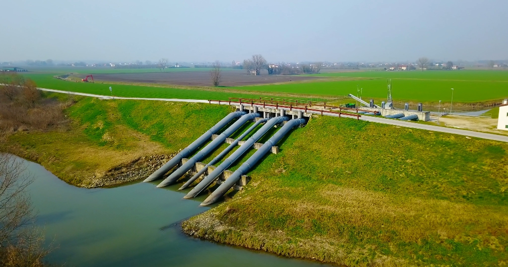 Ponte stradale sui tubi del sistema di approvvigionamento idrico sul fiume per campo