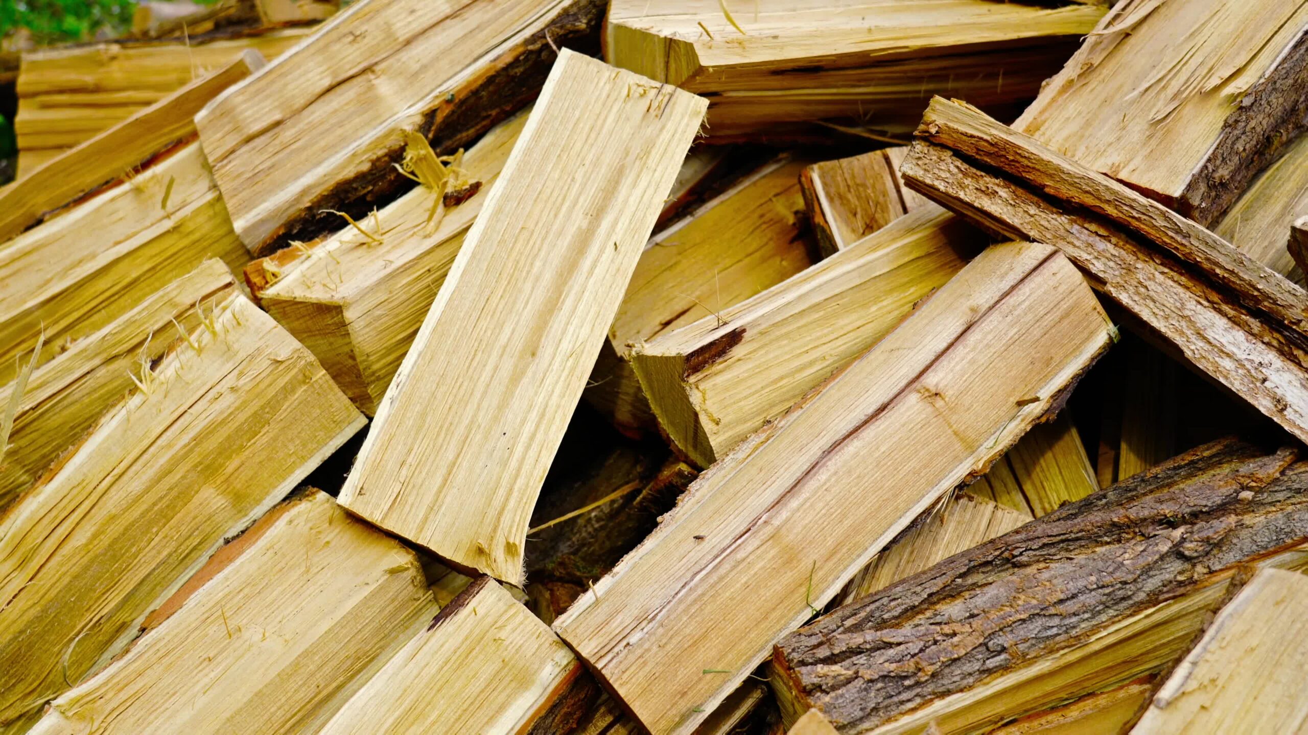 La legna da ardere marrone con il mucchio di corteccia grigia si trova sul primo piano a terra