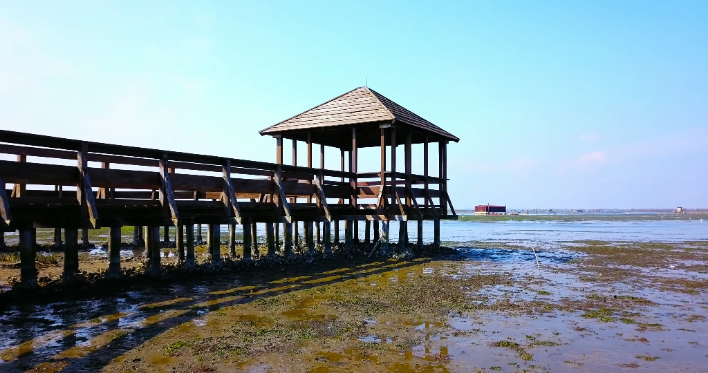 Padiglione in legno su pilastri sulla sconfinata laguna