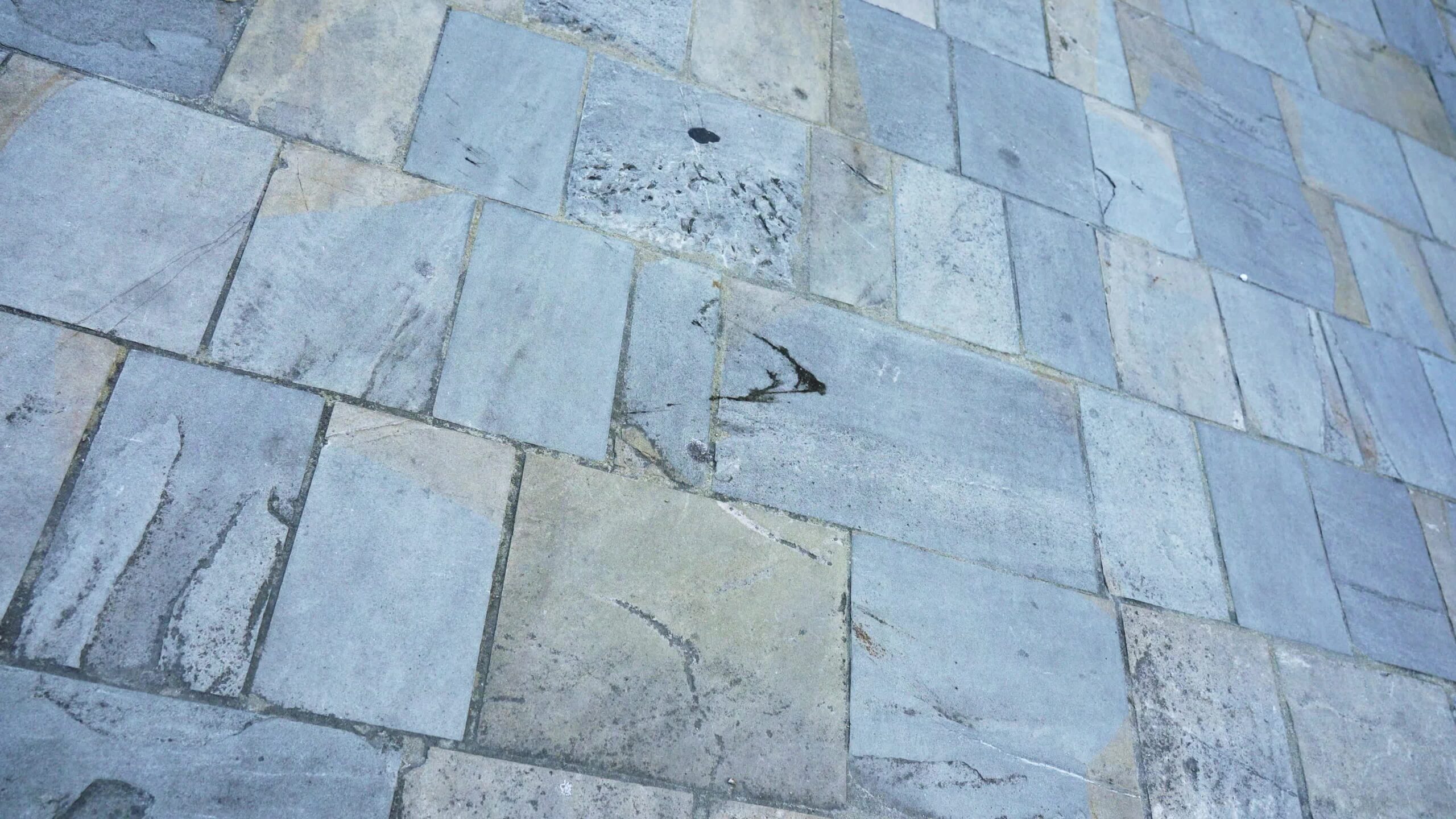 Pavimentazione sul vecchio marciapiede del primo piano di colori grigio e marrone