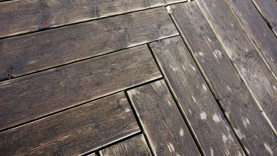 Passerella squallida in legno di colore grigio con pannelli rettangolari