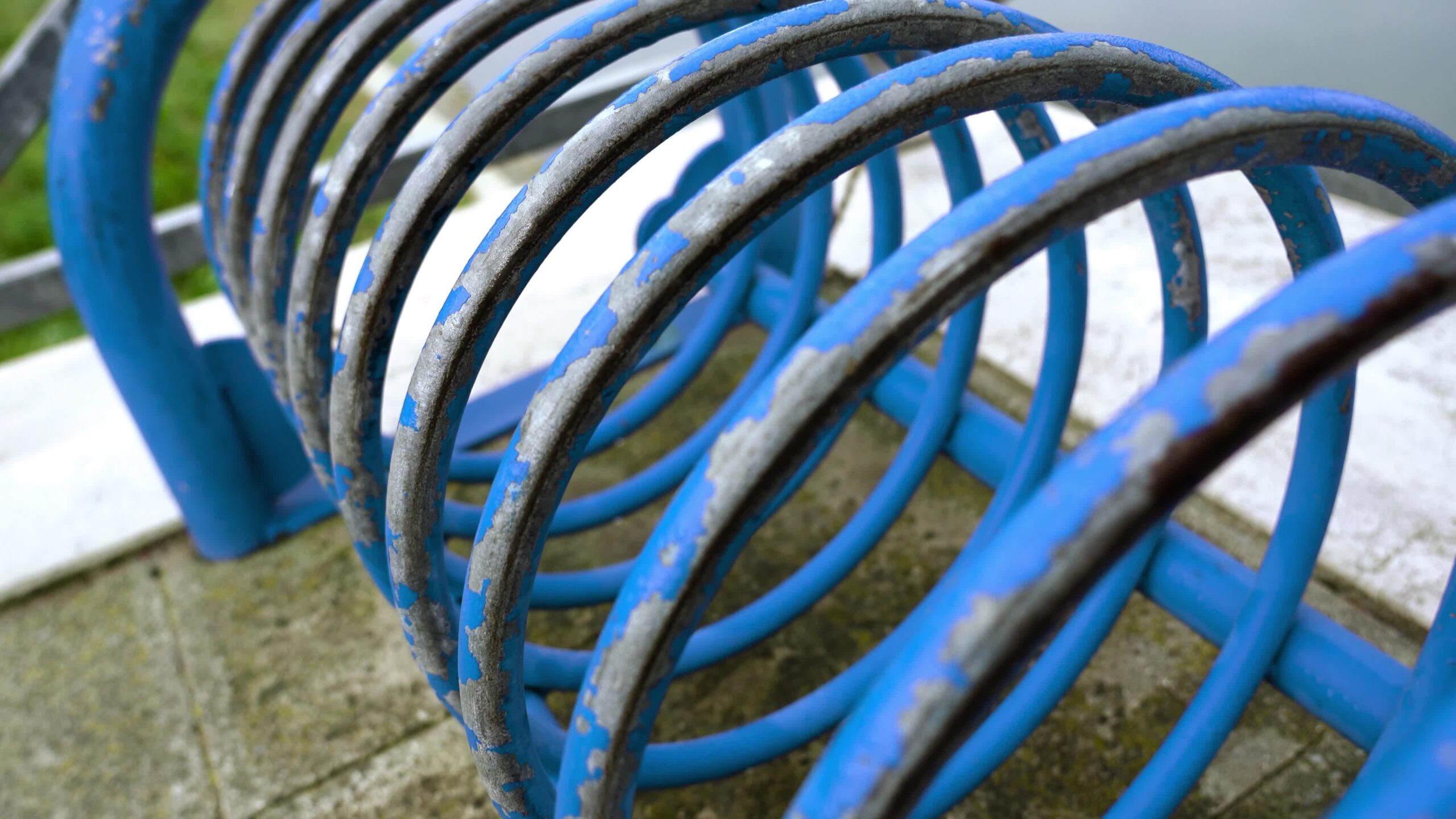 Movimento su un parcheggio per biciclette squallido blu brillante a forma di anello