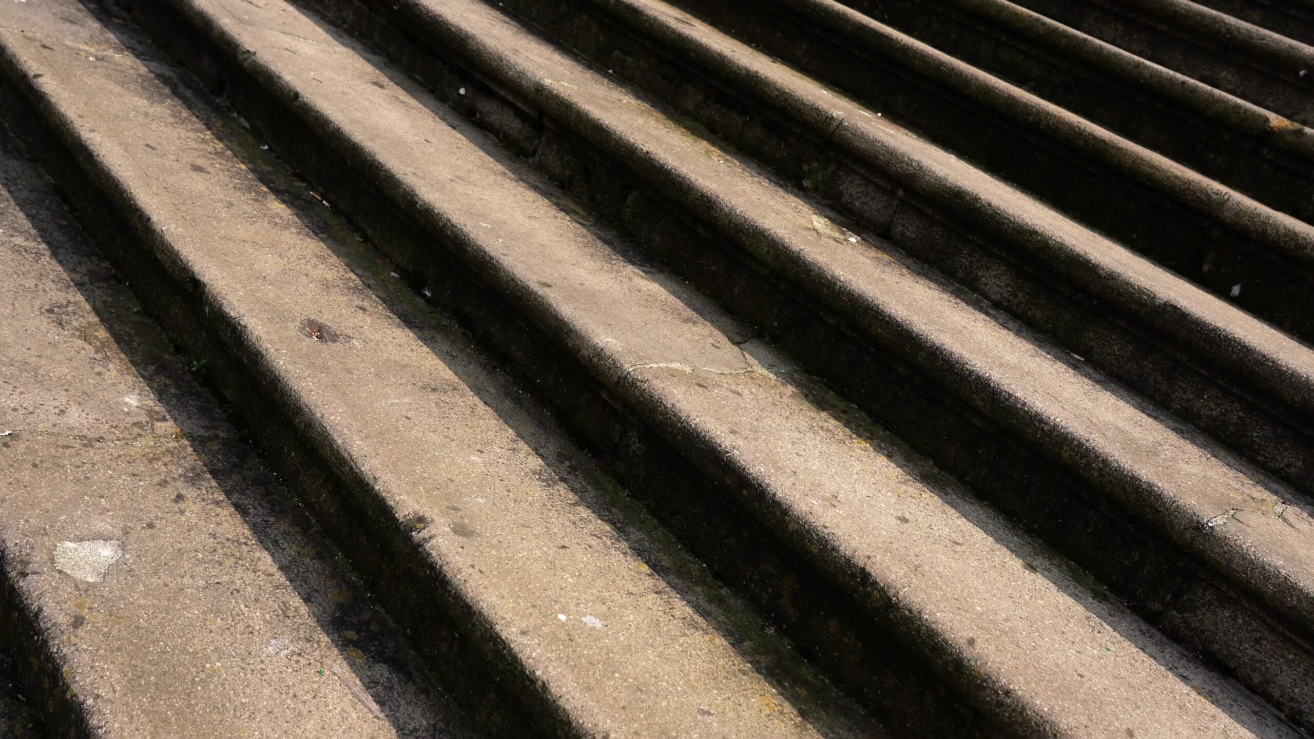 Movimento su scala in cemento stagionato con ampi gradini