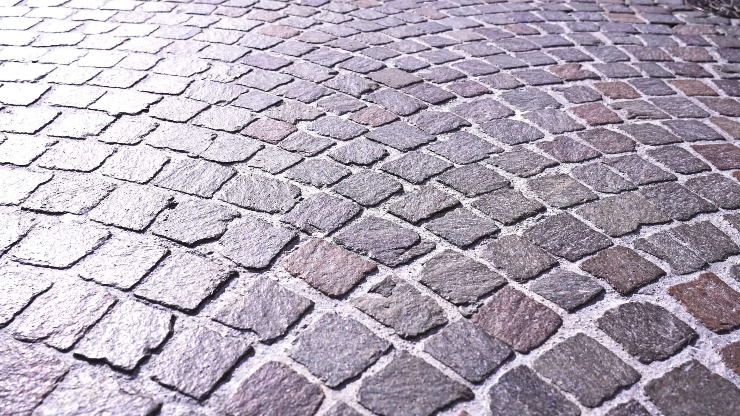 Pavimentazione in granito grigio progettata su strada locale nella città vecchia