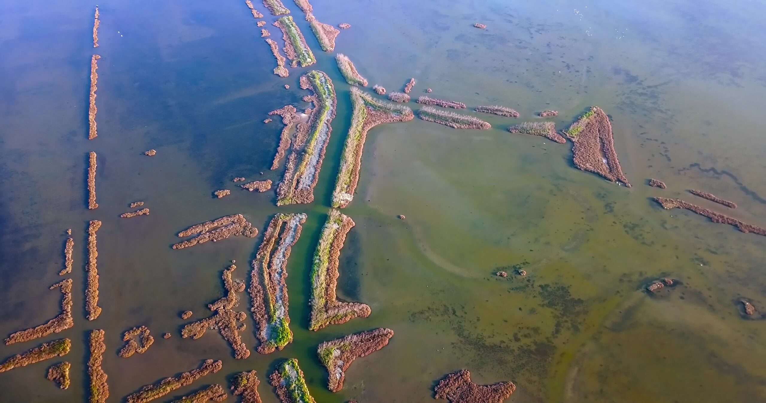 Paesaggio incontaminato di lagune verde-azzurre con strisce di terra