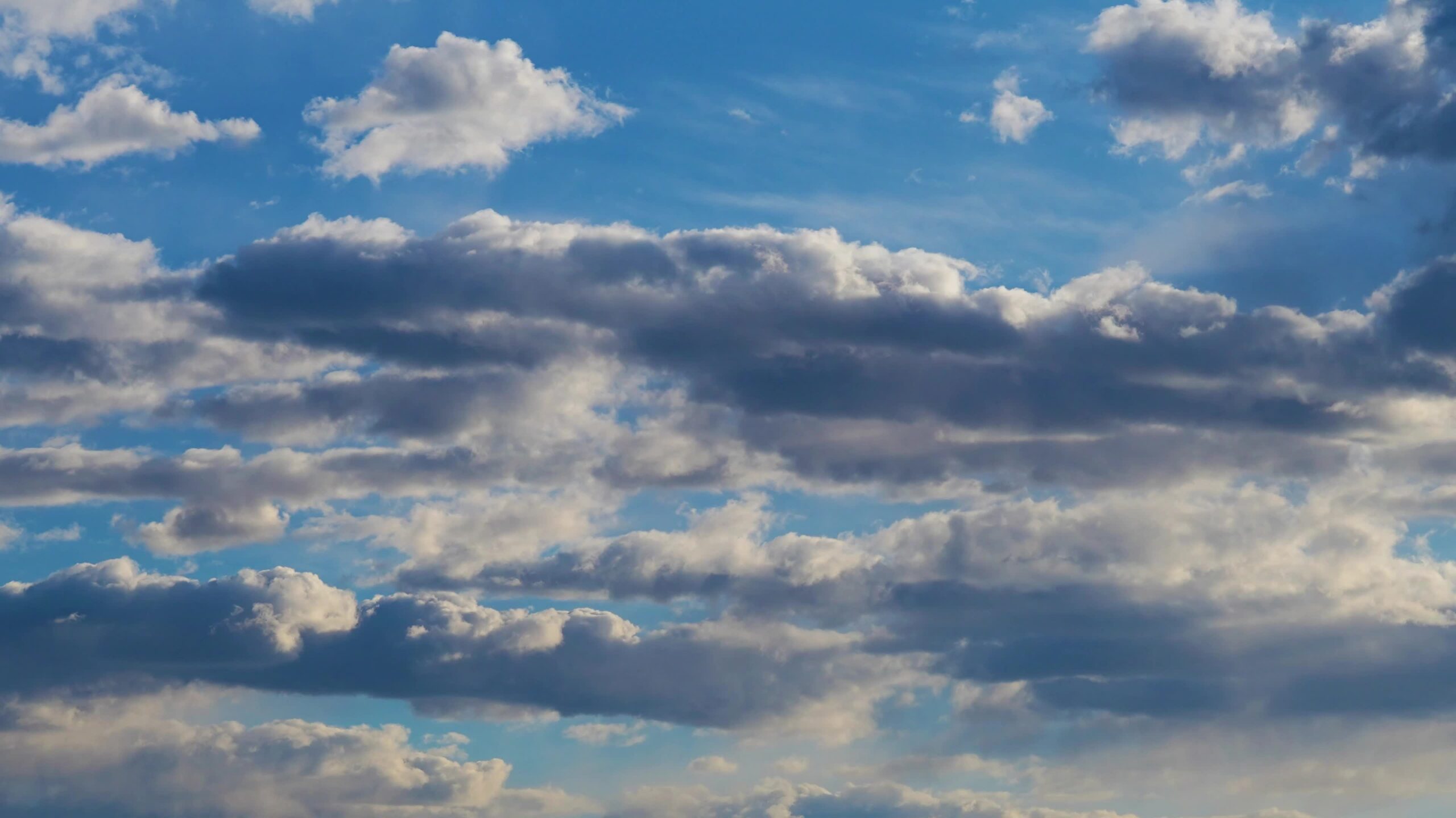 Skyscape con enormi formazioni di nubi di pioggia bianca e soffice