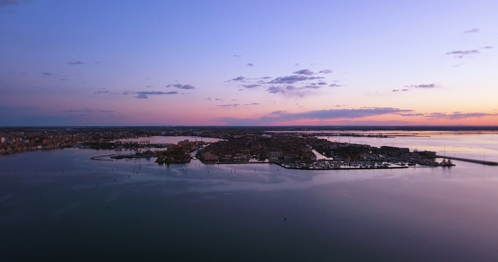 Vista aerea del tramonto sulla laguna di Chioggia