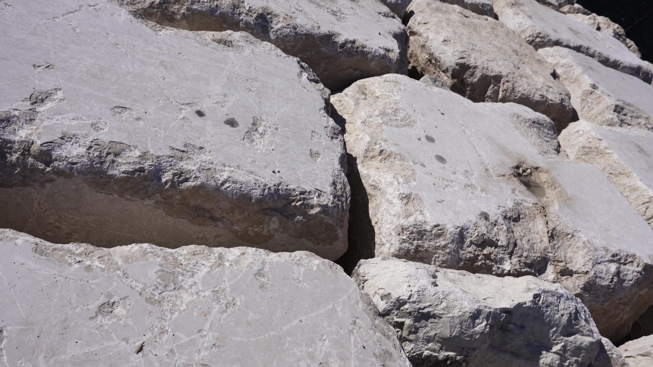 Punto di riferimento con enormi formazioni rocciose grigie con graffi