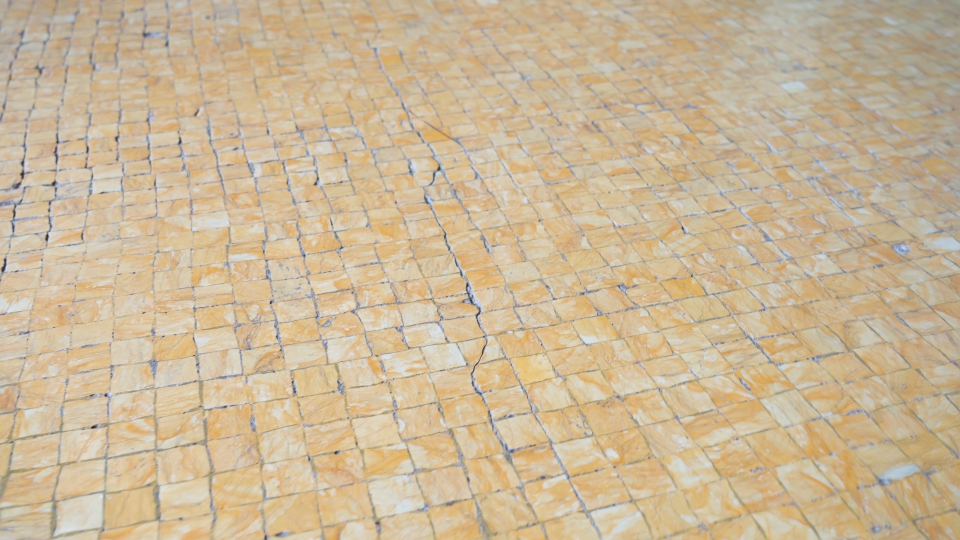Bologna pavimentazione in acciottolato marrone chiaro a tessitura ruvida