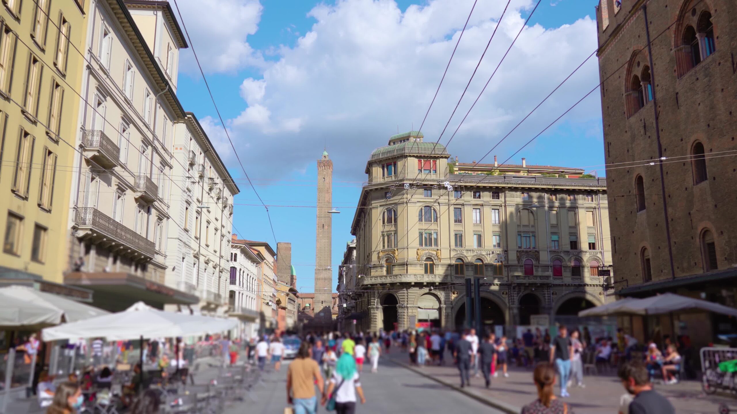 Piazza Piazza Maggiore con edifici torri e turisti