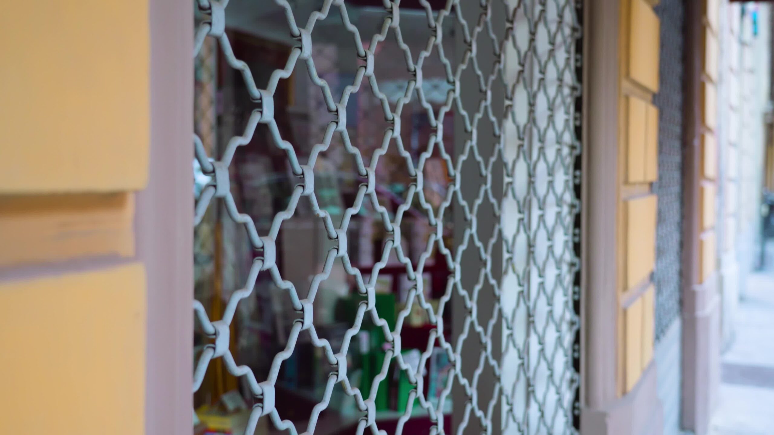 Saracinesca chiusa protegge la grande vetrina del negozio