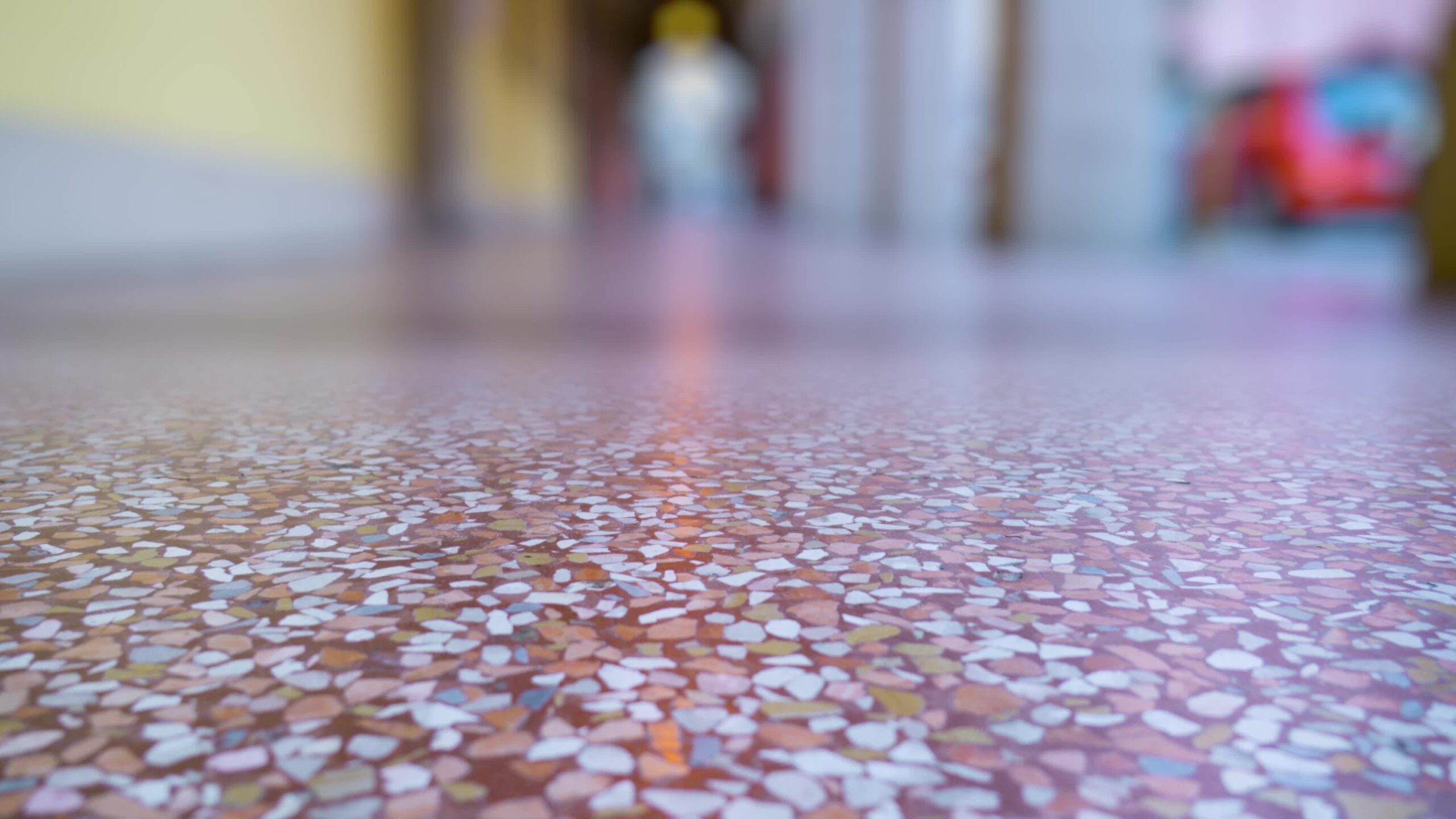 Il pavimento in marmo con briciole colorate riflette l’ombra scura