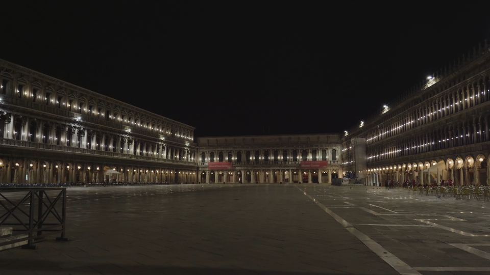 Vista panoramica della spaziosa Piazza San Marco vuota di notte