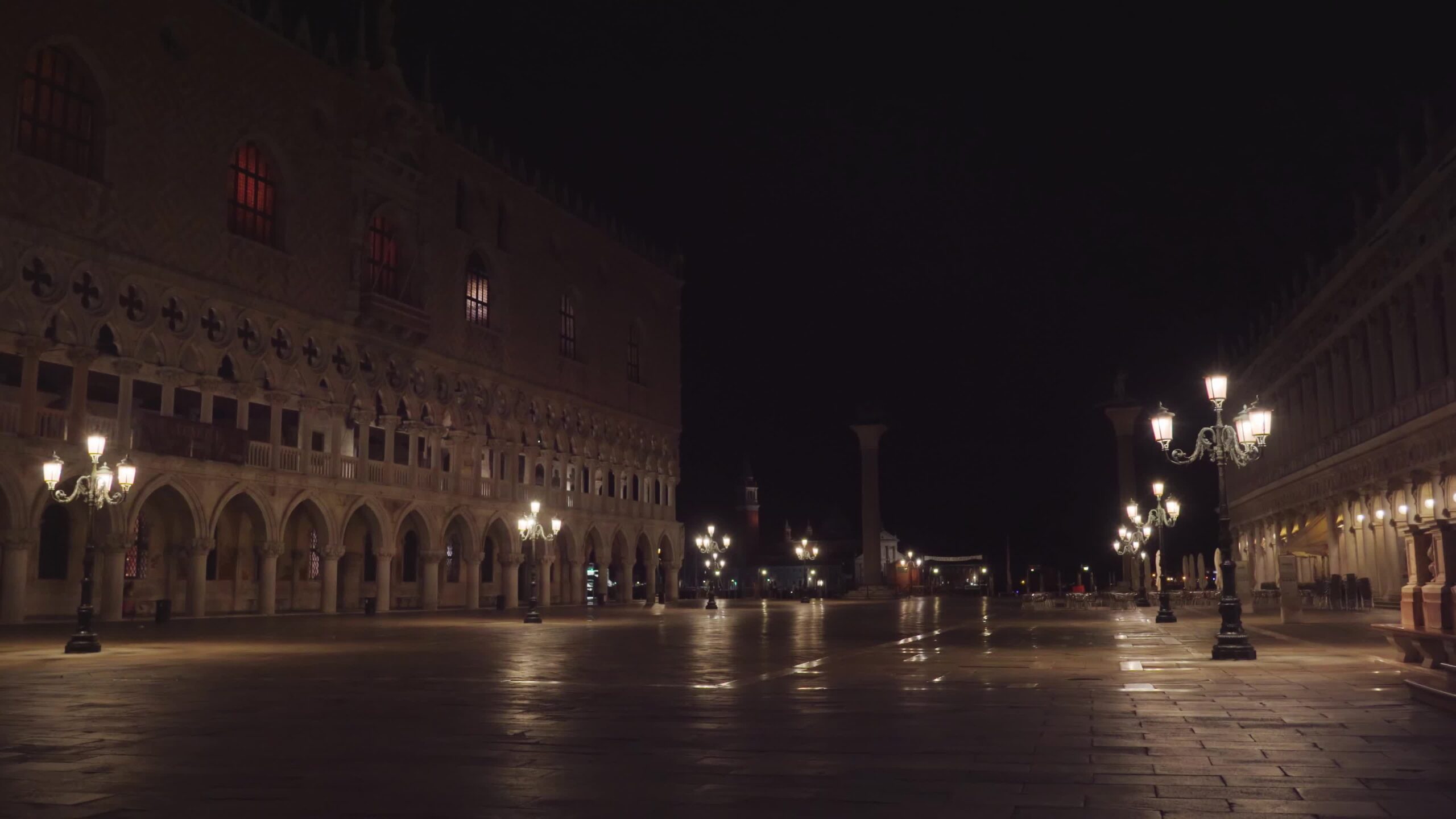 Piazza San Marco vuota con lanterne luminose di notte