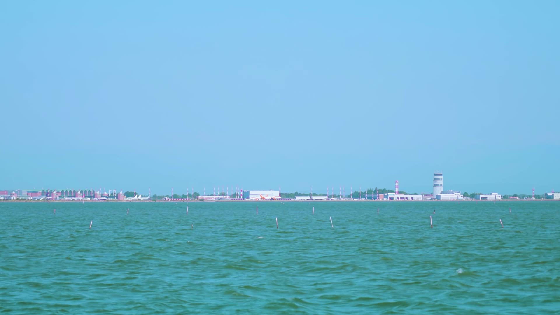 Vista dell’aeroporto di Venezia dalla laguna con il decollo dell’aereo