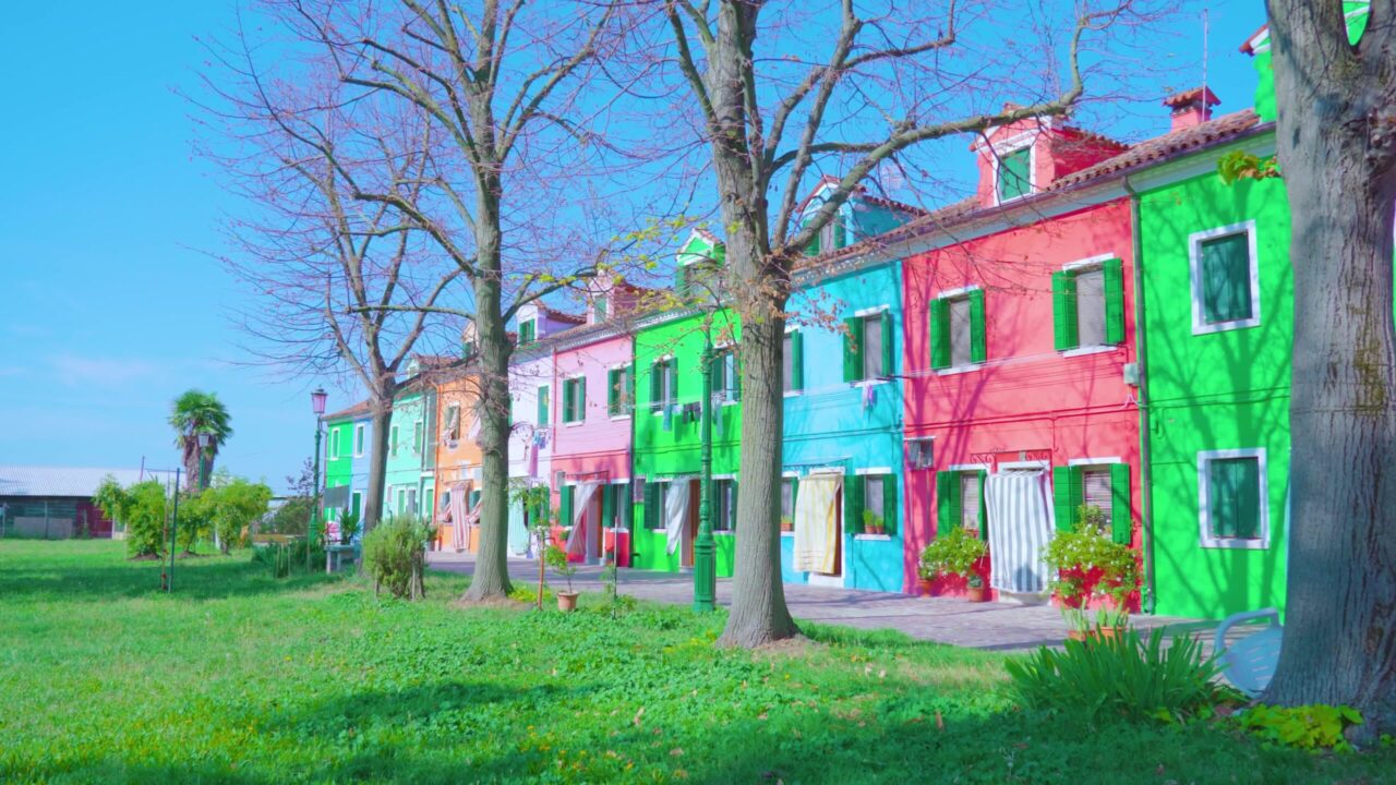 Case multicolori al mattino sotto il cielo blu a Burano