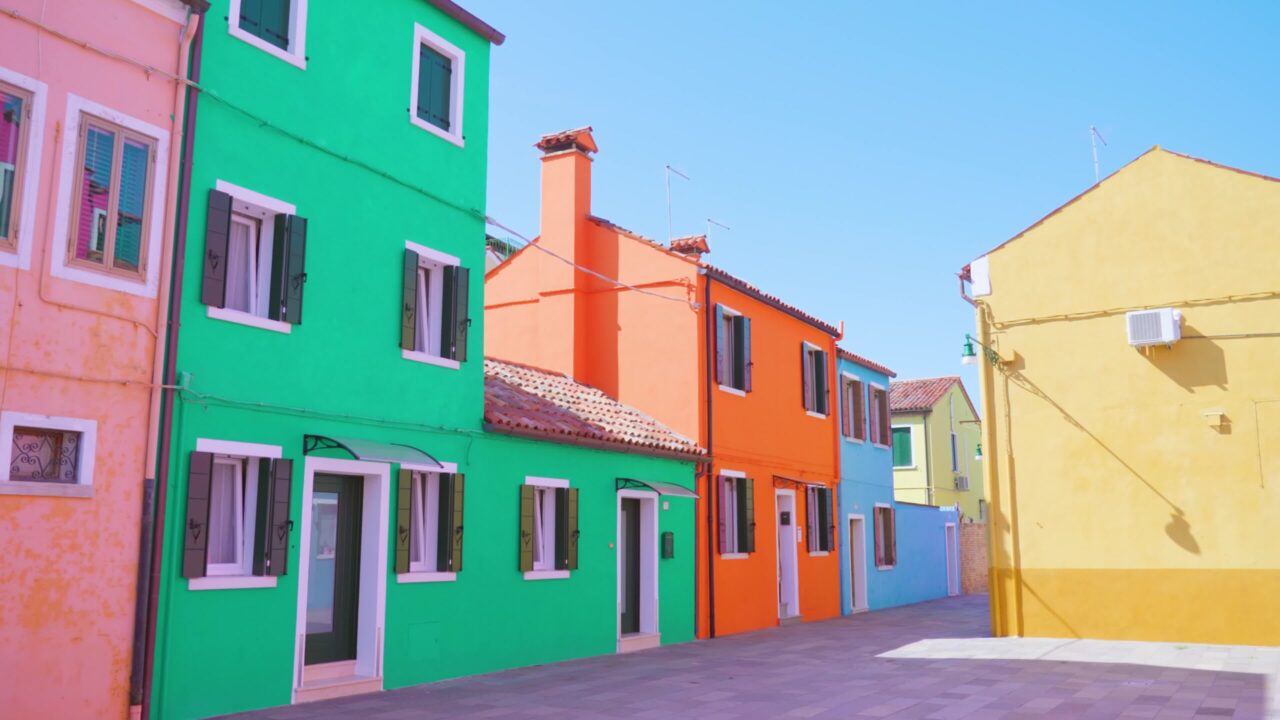 Via tranquilla di Burano con file di case multicolori