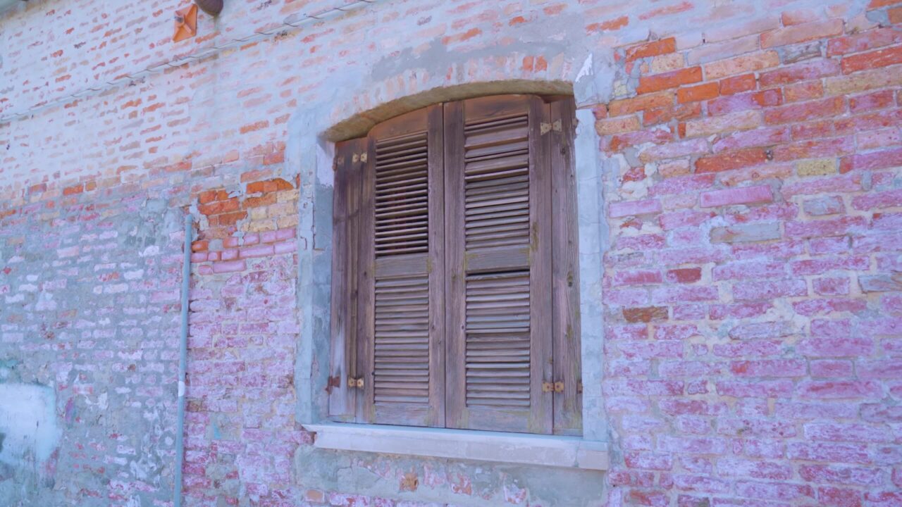 Finestra con persiane in legno di edificio abbandonato a Burano