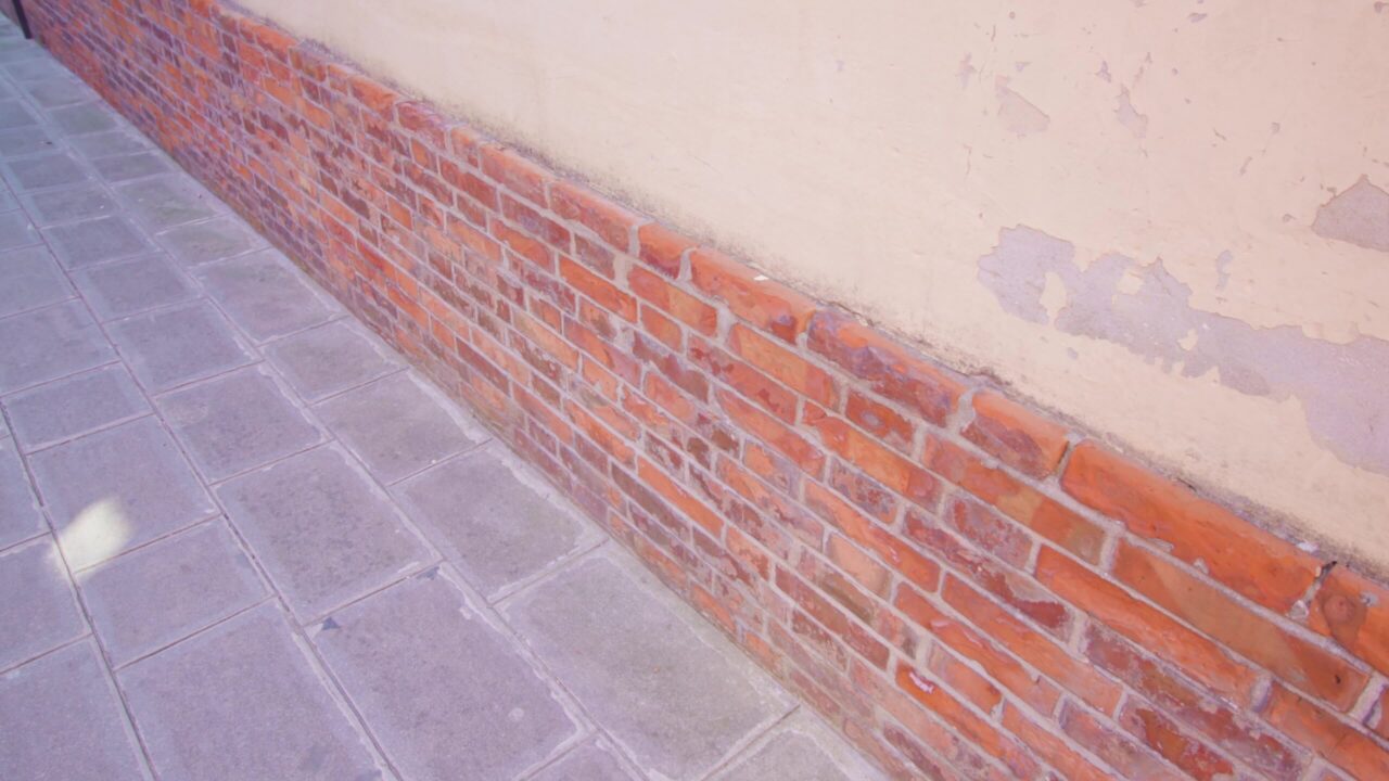 Rivestimento in laterizio della parte inferiore del muro di casa a Burano