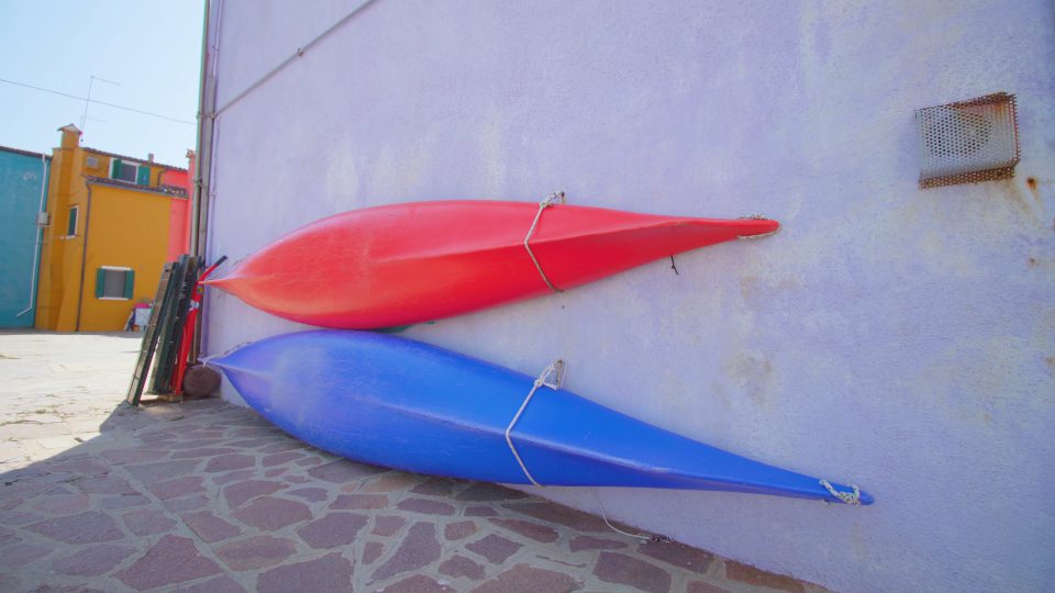 Canoe fisse addossate al muro di casa