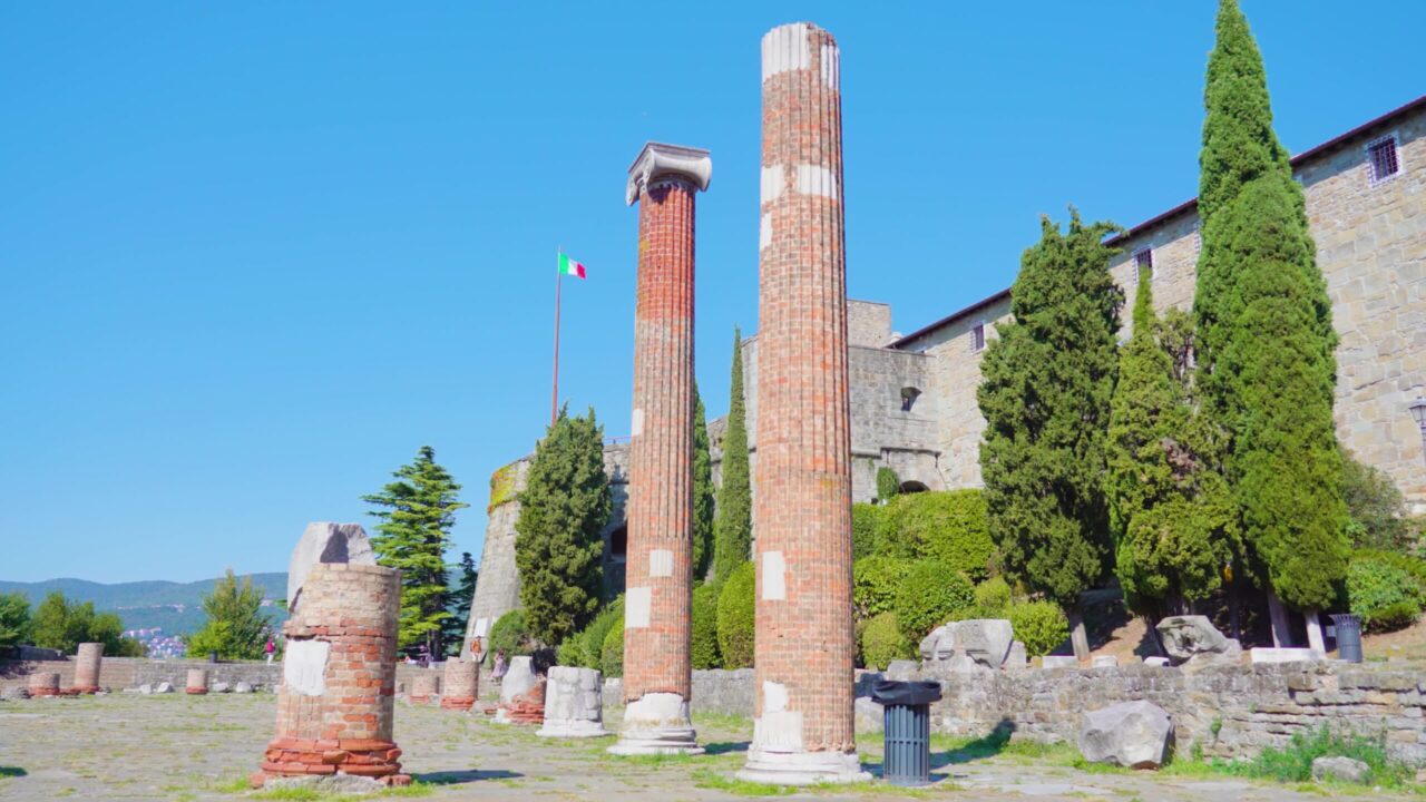 Resti della basilica forense romana e del castello di San Giusto