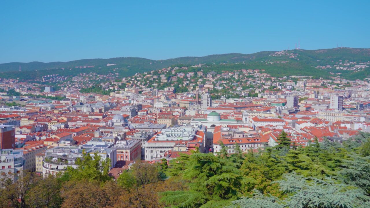 Panorama della città vecchia con la vista delle montagne e colline