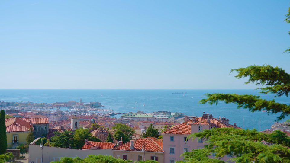 Panorama della città vecchia sulla spiaggia del mare blu dal ponte di osservazione